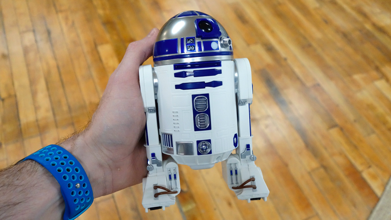 Illustration for article titled Sí, esta es la réplica de juguete de R2-D2 que andabas buscando cuando eras pequeño